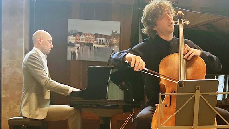 De cello met speels gemak