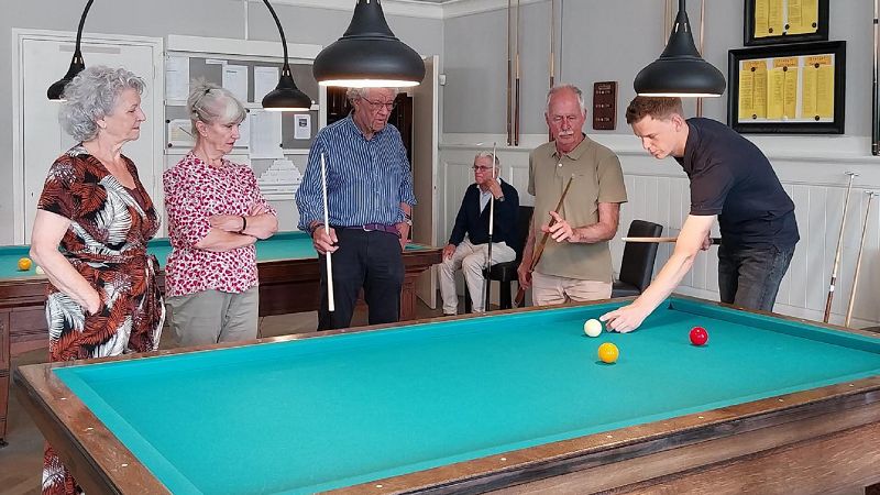 Biljartclinic van Raimond Burgman en Sam van Etten een succes.